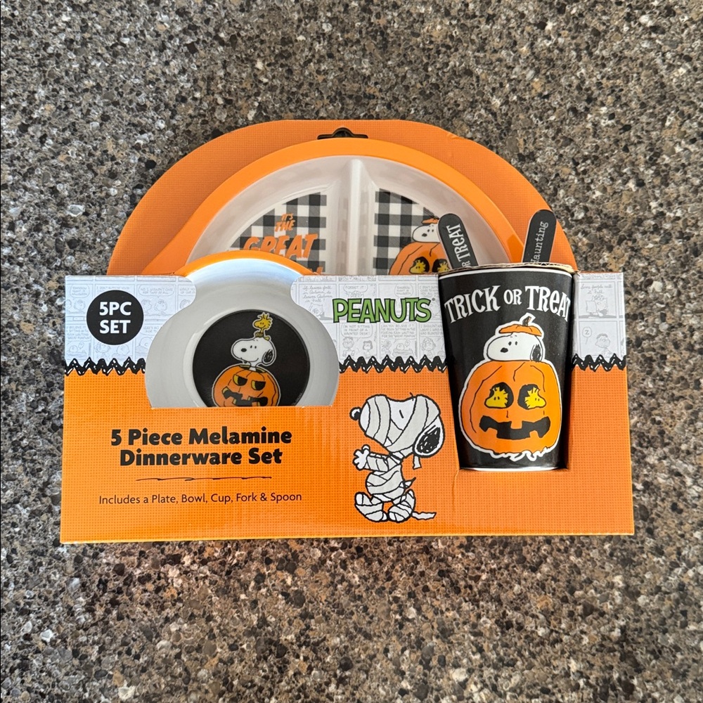 NEW Peanuts & Snoopy Great Pumpkin Kids' Halloween Dinnerware Set